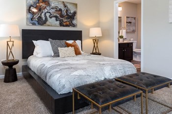 Altoona IA Apartment Rentals Redwood Linden Oaks Master Bedroom - Photo Gallery 8