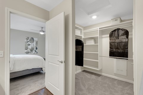 Amherst Ohio Apartment Rentals Redwood Living Redwood Amherst Forestwood Main Closet