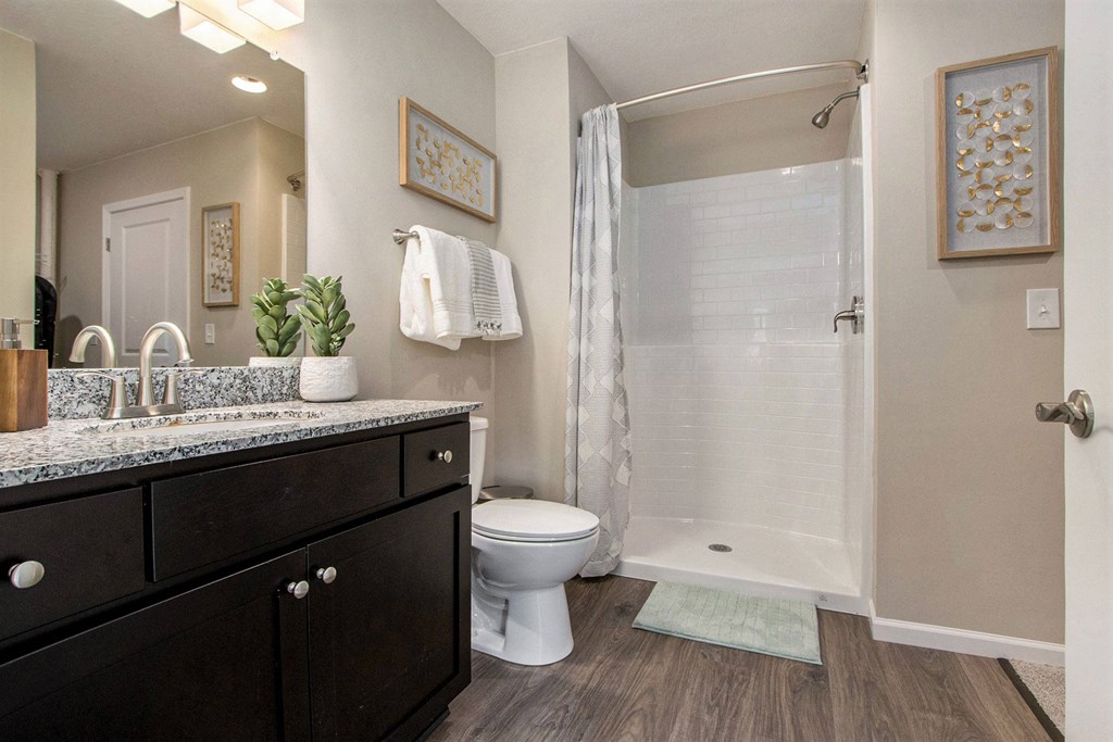 Aurora Illinois Apartment Rentals Redwood Living Redwood Aurora Ensuite Bathroom