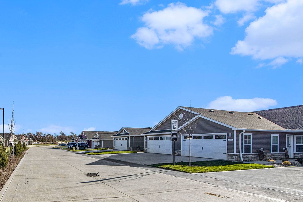 Aurora Illinois Apartment Rentals Redwood Living Redwood Aurora Exterior