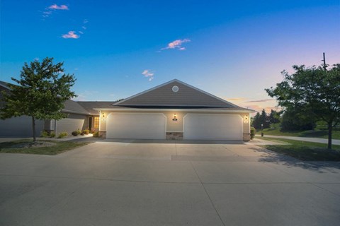 Findlay Ohio Apartment Rentals Redwood Living Redwood Findlay Exterior at Dusk