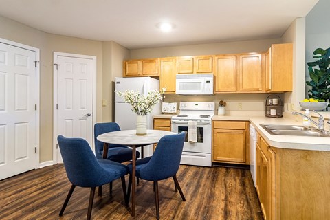 Fort Wayne IN Apartment Rentals Redwood Maplecrest Kitchen