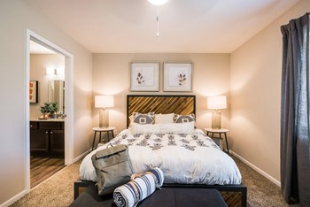 Kannapolis North Carolina Apartment Rentals Redwood Living Redwood Kannapolis Parkway Main Bedroom - Photo Gallery 4