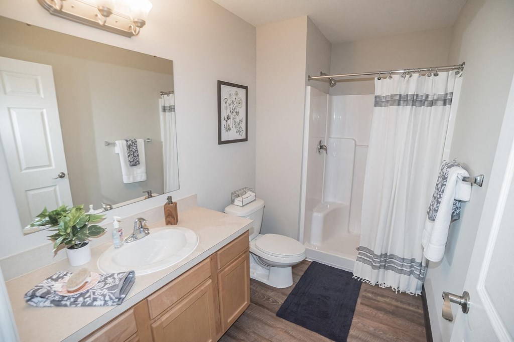 Maumee OH apartment rentals Redwood Maumee Bathroom