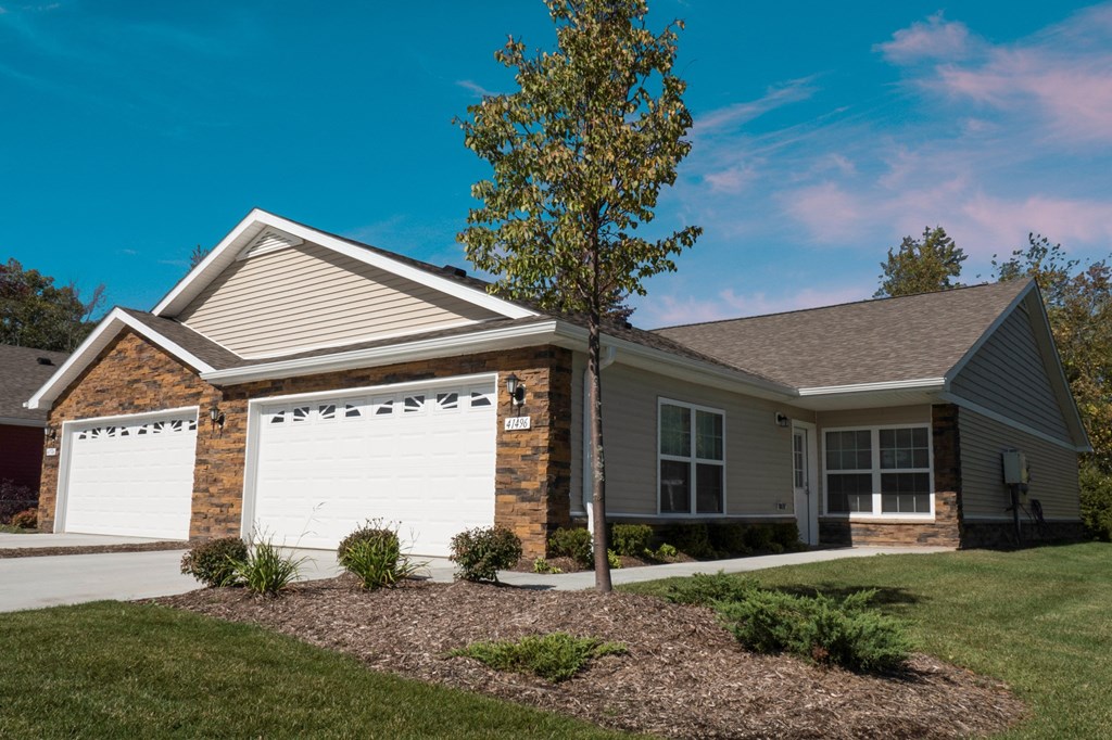 Noblesville IN Apartment Rentals Redwood Noblesville Harewood Drive Main Exterior Garage