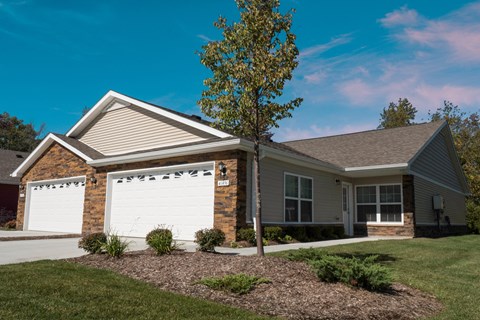 Noblesville IN Apartment Rentals Redwood Noblesville Harewood Drive Main Exterior Garage