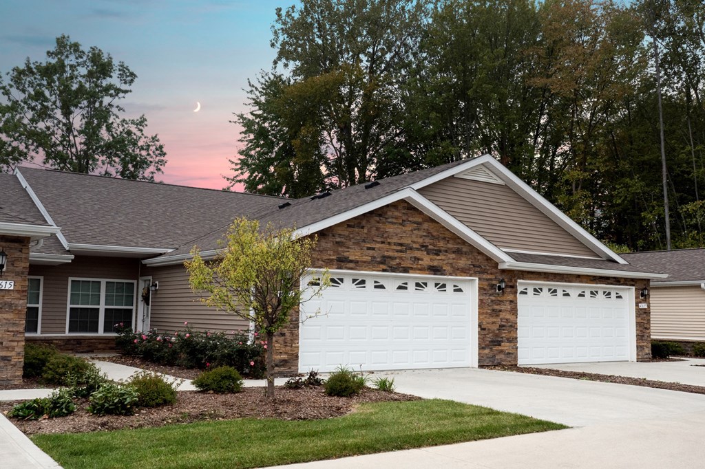 Noblesville IN Apartment Rentals Redwood Noblesville Harewood Drive Main Exterior at Dusk