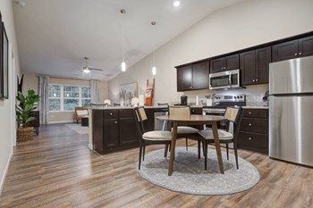 Waukee Iowa Apartment Rentals Redwood Living Redwood Waukee Hickman Road Breezewood Kitchen - Photo Gallery 9