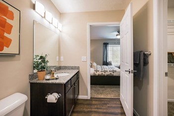 Waukee Iowa Apartment Rentals Redwood Living Redwood Waukee Hickman Road Bathroom - Photo Gallery 18