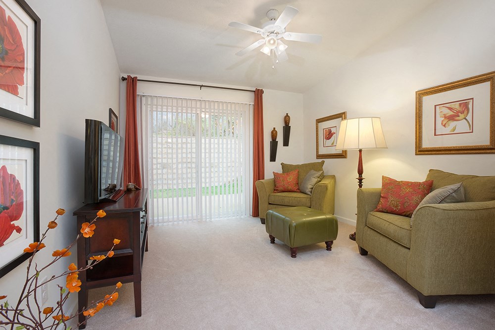 Wooster OH Apartment Rentals RedwoodWooster Melrose Drive Living Room