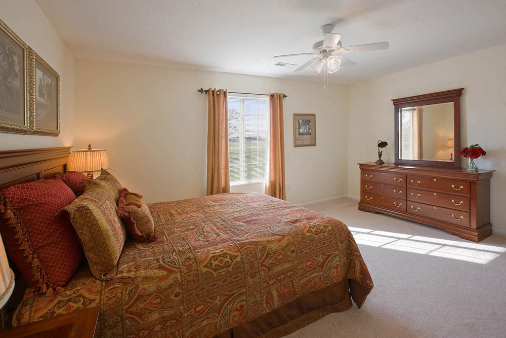 Maumee OH apartment rentals Redwood Maumee Bedroom