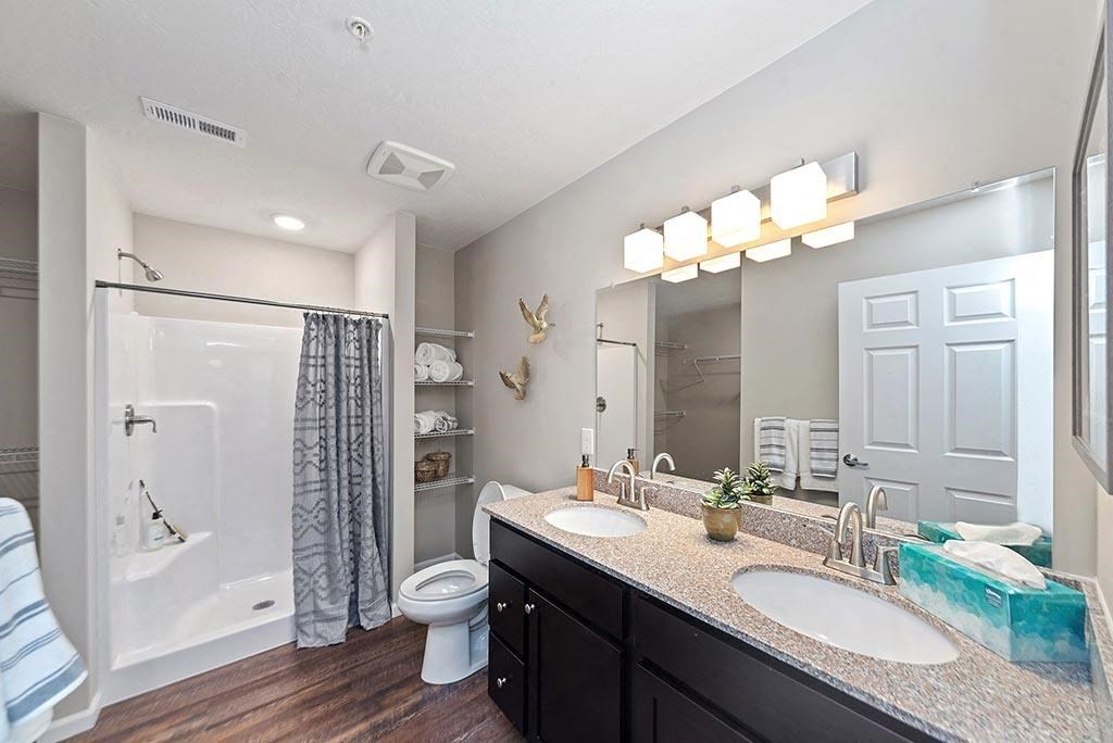 Kent Ohio Apartment Rentals  Redwood Kent Tallmadge Road Bathroom