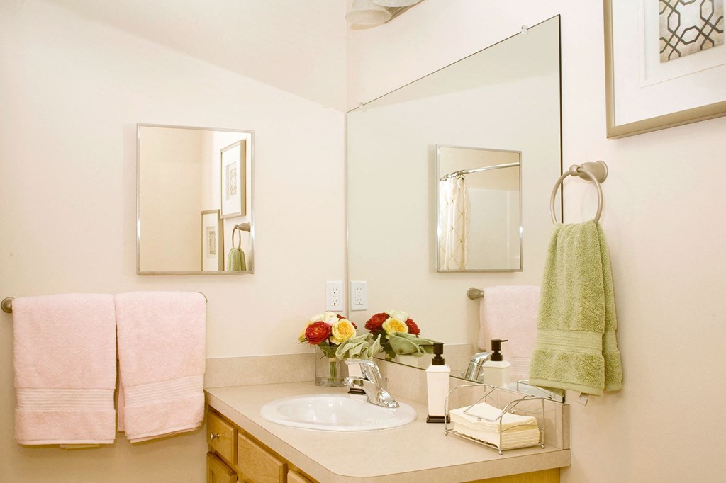 Wooster OH Apartment Rentals RedwoodWooster Melrose Drive Bathroom