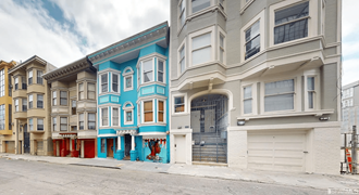a row of houses on a street in san francisco