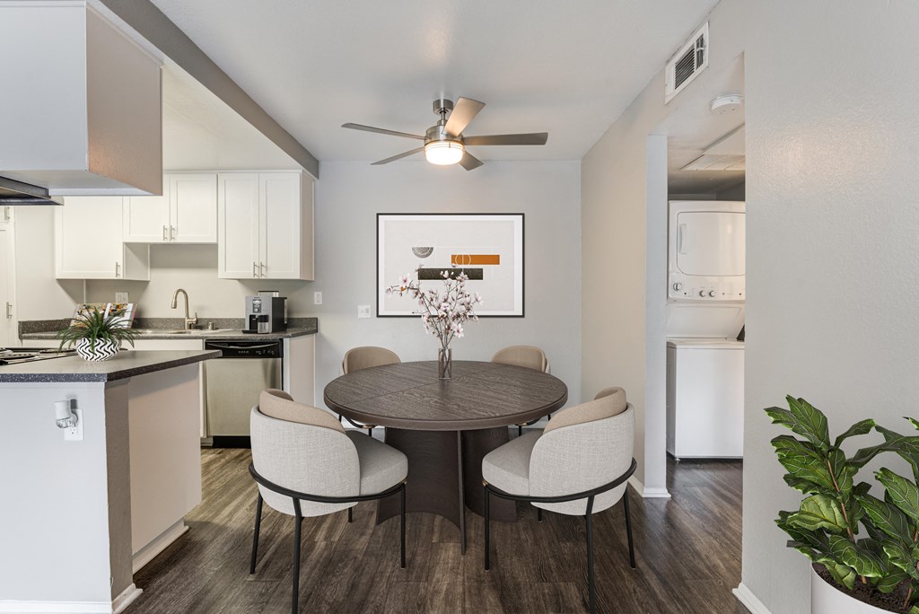 the preserve at ballantyne commons apartment dining room and kitchen