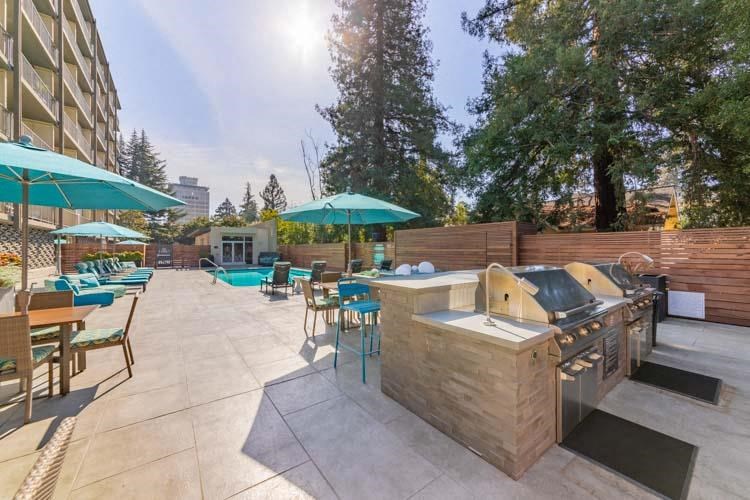 Mia Palo Alto BBQ area with seating