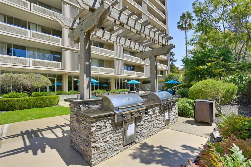 The Marc Palo Alto BBQ area