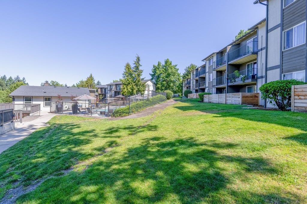 the preserve at ballantyne commons apartment community yard and apartment buildings