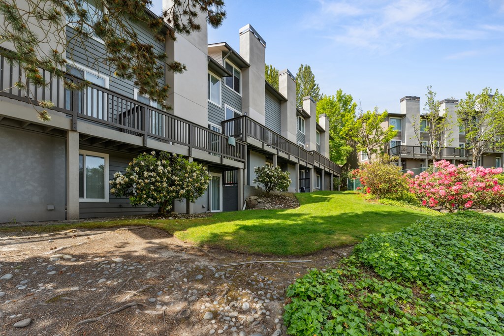 the preserve at ballantyne commons apartments courtyard and balconies