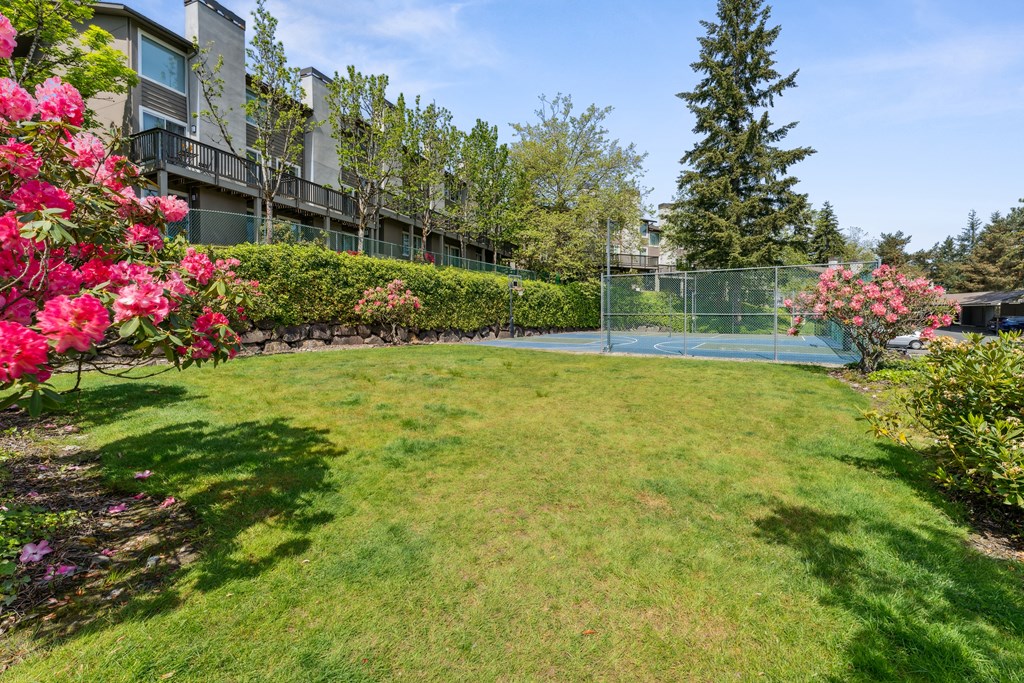 a tennis court in the backyard of an apartment building