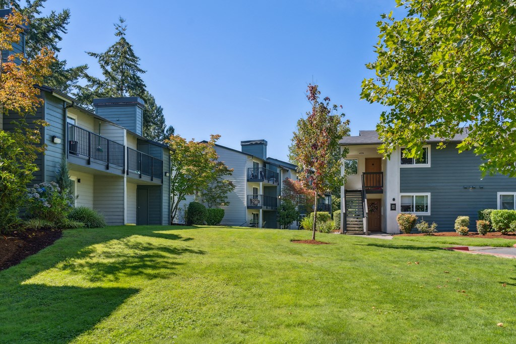the preserve at ballantyne commons yard and apartment buildings