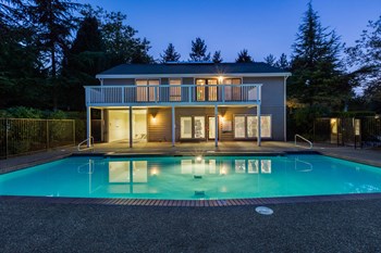 Skyline Redmond pool at sunset - Photo Gallery 5