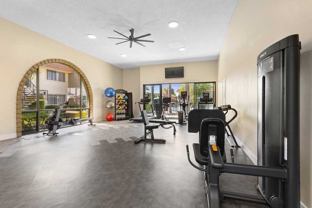 the gym at the whispering winds apartments in pearland, tx