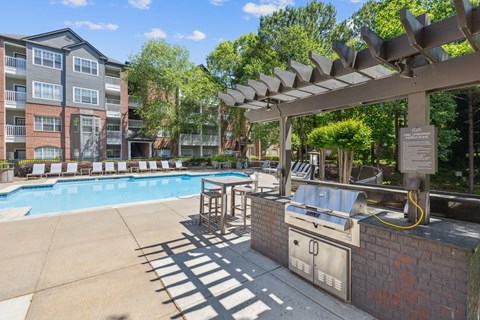our apartments offer a swimming pool and grilling area with a grill