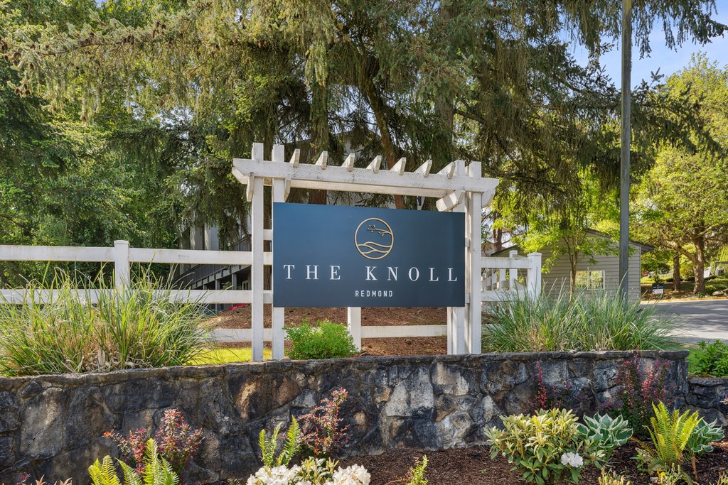 the sign for the knoll at the entrance of the garden at the knolls