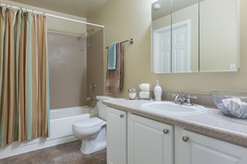 Skyline Redmond bathroom - Photo Gallery 2