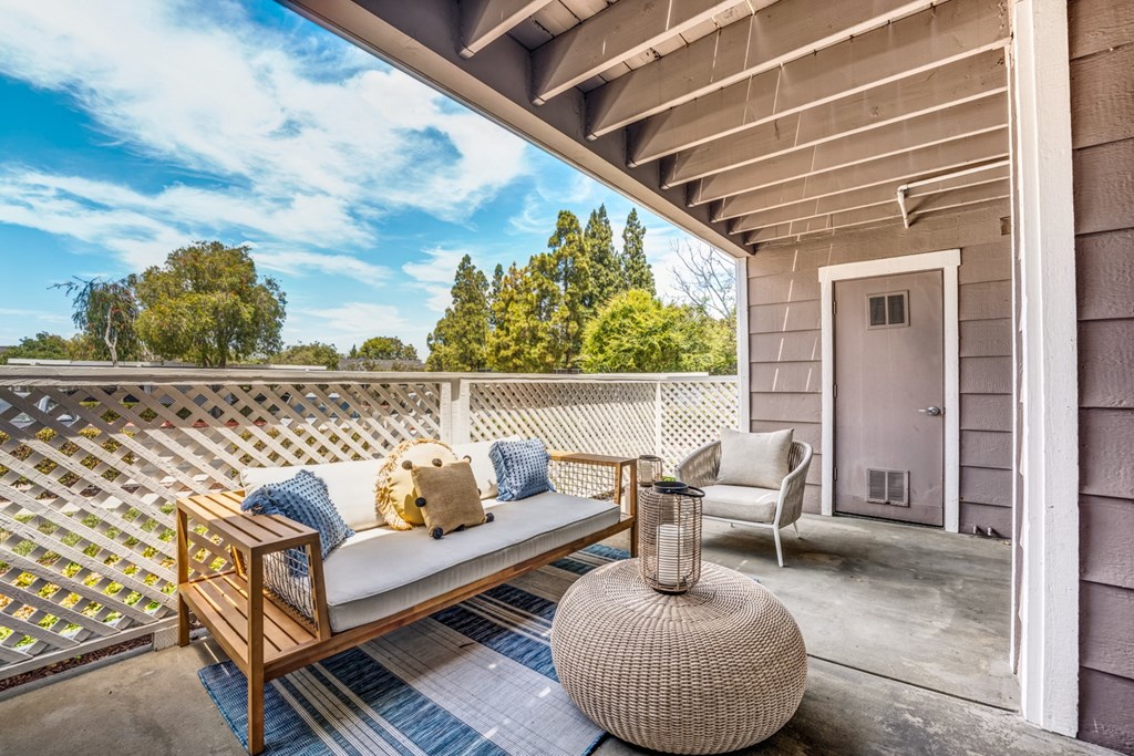 additional photo for property listing at chic digs with room to stretch out in the village 22 car