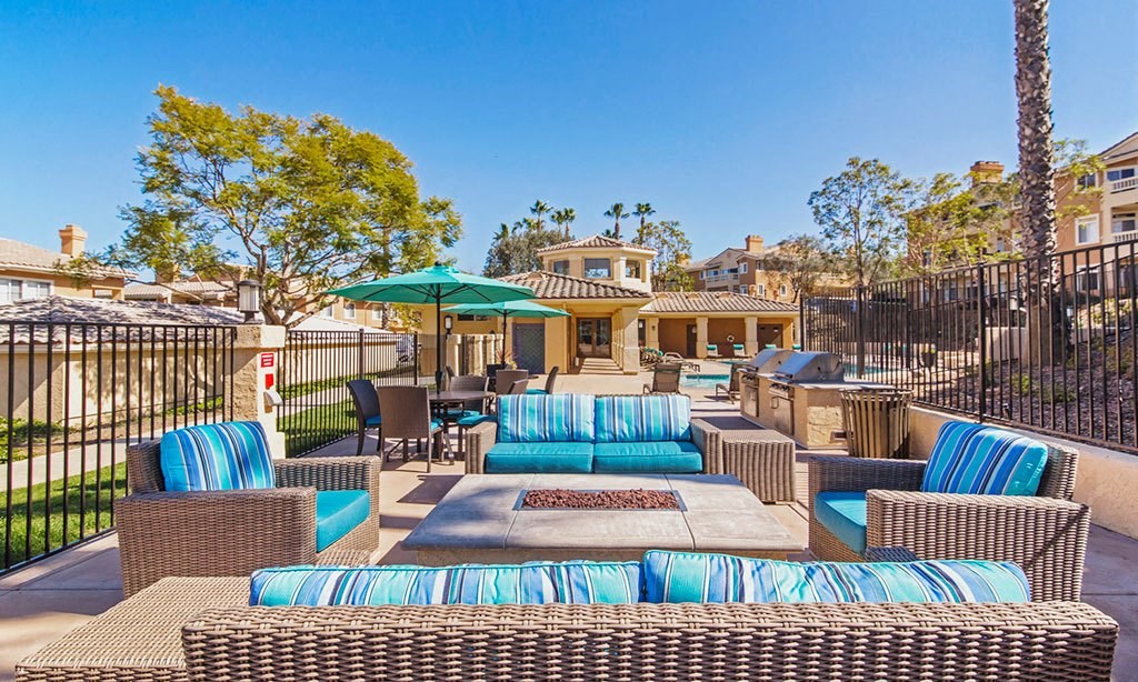 the reserve at city center clubhouse patio area with tables and chairs