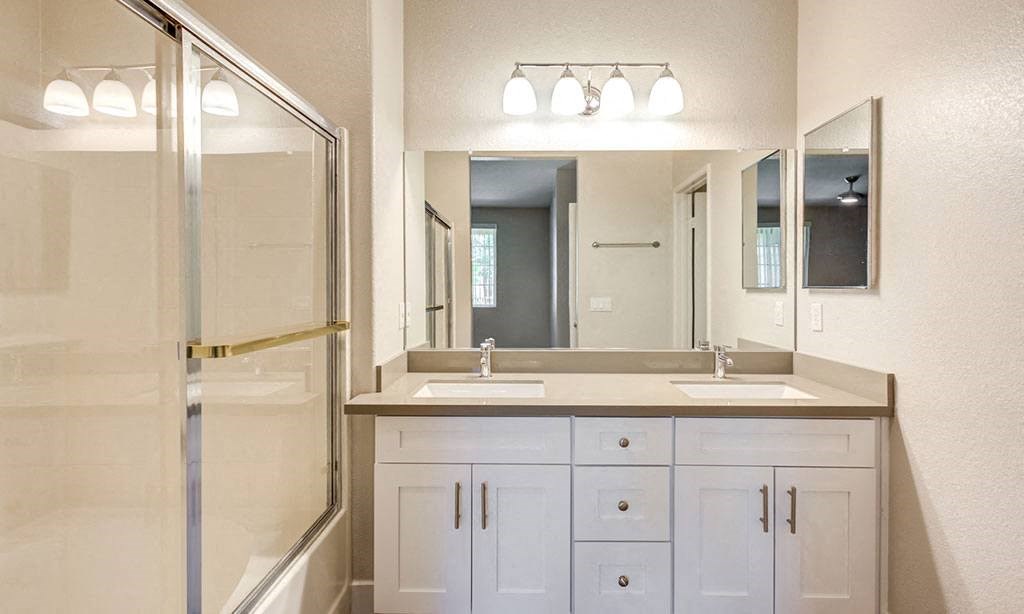 Apartments in Mira Mesa CA - Sofi Westview Bathroom