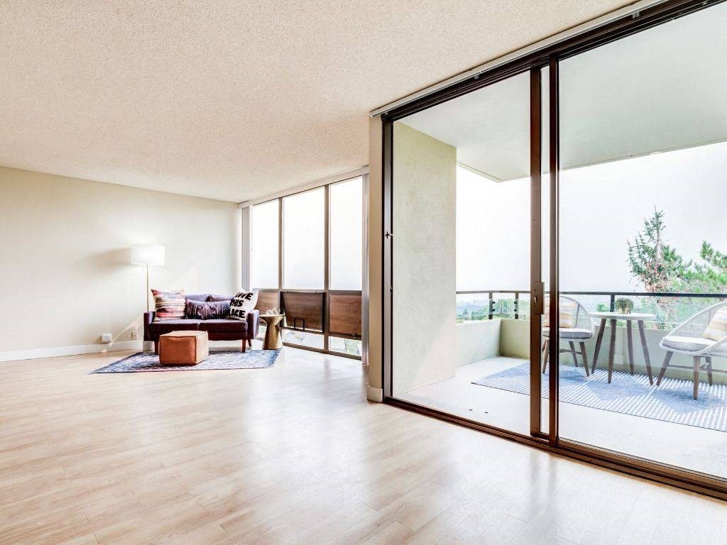 Floor-to-Ceiling Windows