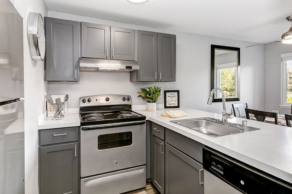 Kitchen  l Sofi Lakeside Apartments For Rent in Everett WA