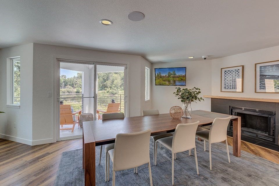 Dining area l Sofi Lakeside Apartments For Rent in Everett WA