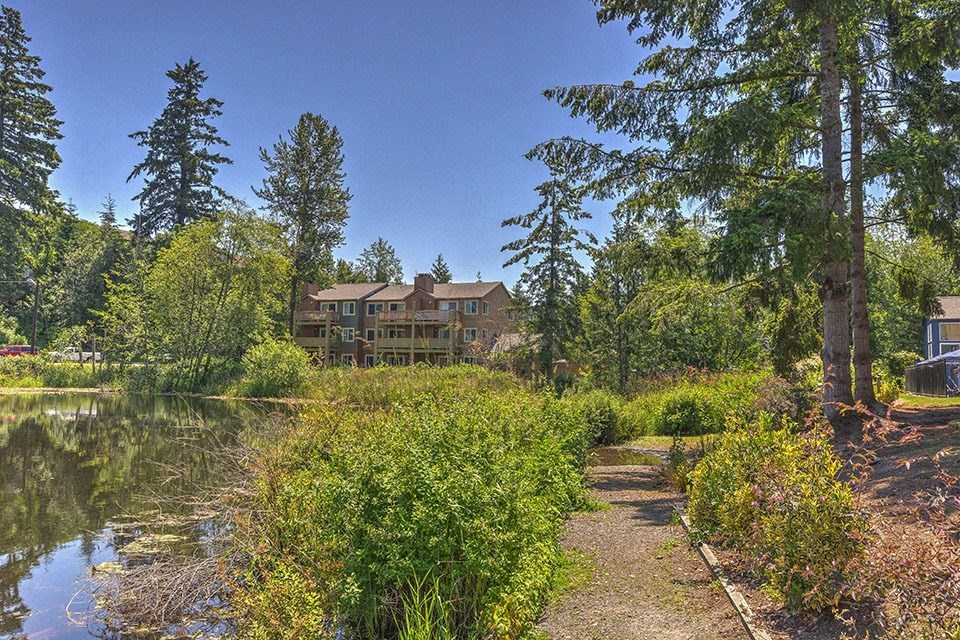 Path by lake  l Sofi Lakeside Apartments For Rent in Everett WA