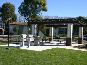 BBQ area with seating - Photo Gallery 5