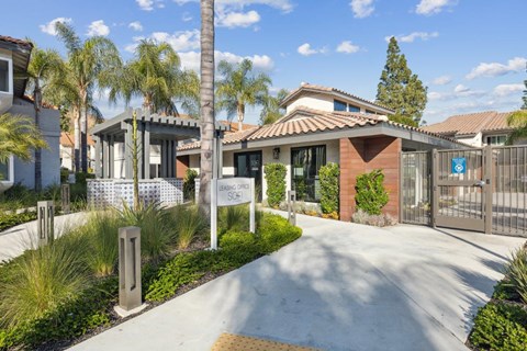 A sunny day at the Labocine Club with a clear blue sky.