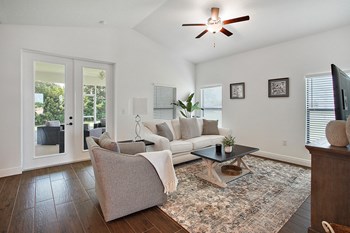 Living Room - Photo Gallery 6