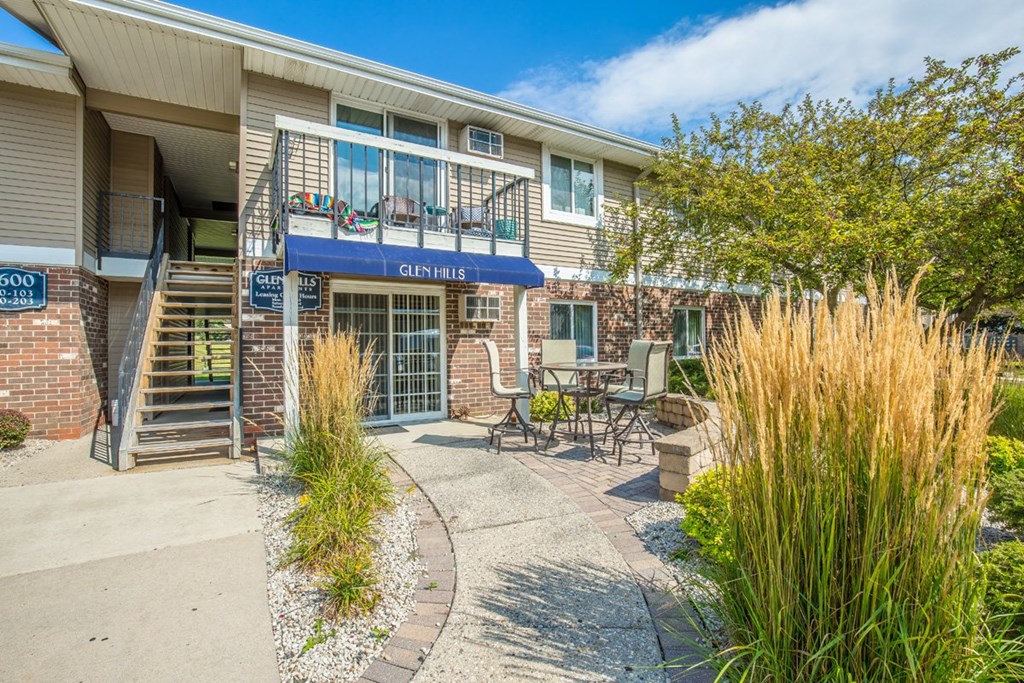 Outdoor Dining  at Glen Hills Apartments, Wisconsin