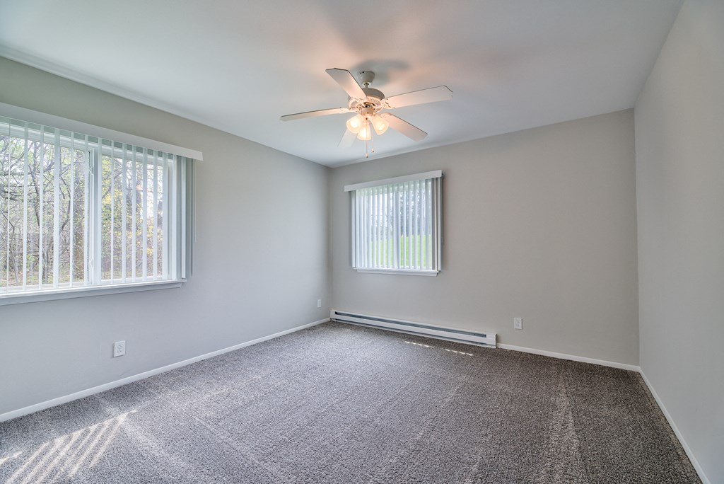 Bedroom With Ceiling Fan at Glen Hills Apartments, Wisconsin