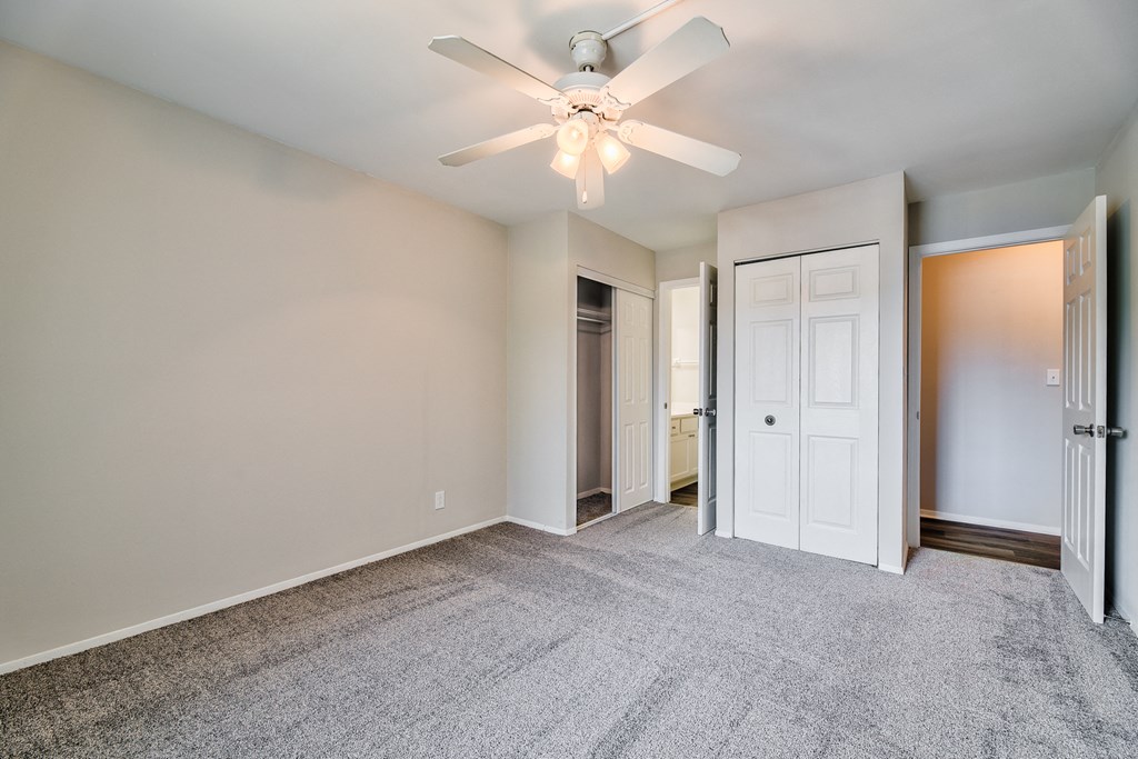 Beige Carpet In Bedroom at Glen Hills Apartments, Glendale, Wisconsin