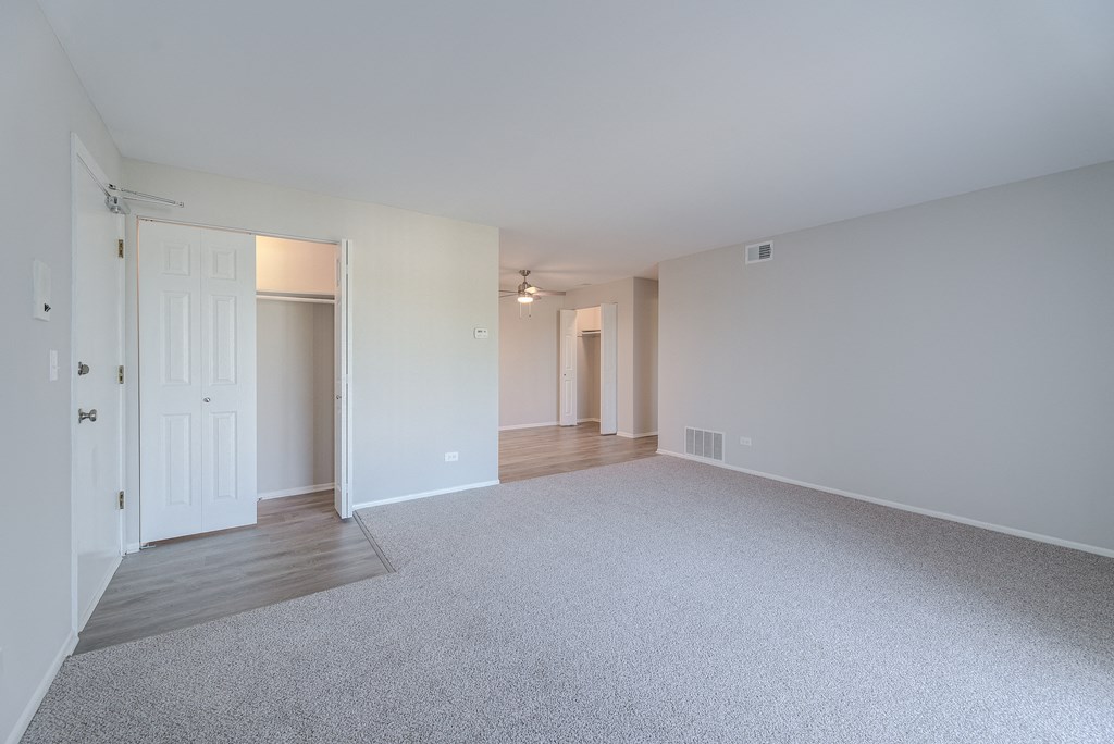 Living Room at The Greenway at Carol Stream, Carol Stream, IL 60188