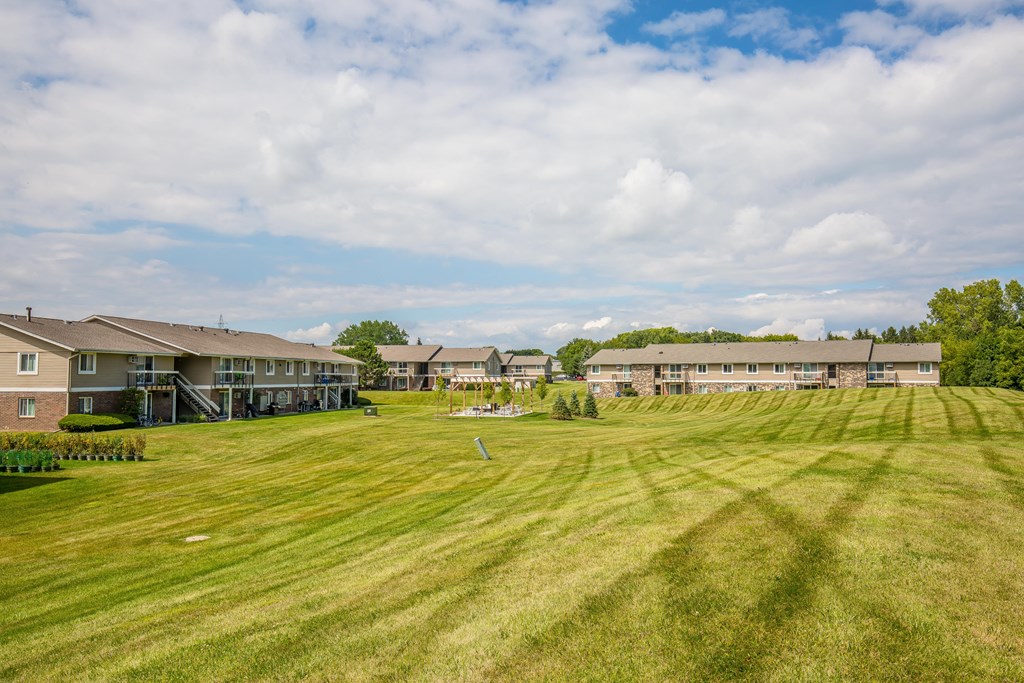 Lush Landscaping And Park-Like Setting at Glen Hills Apartments, Glendale, 53209