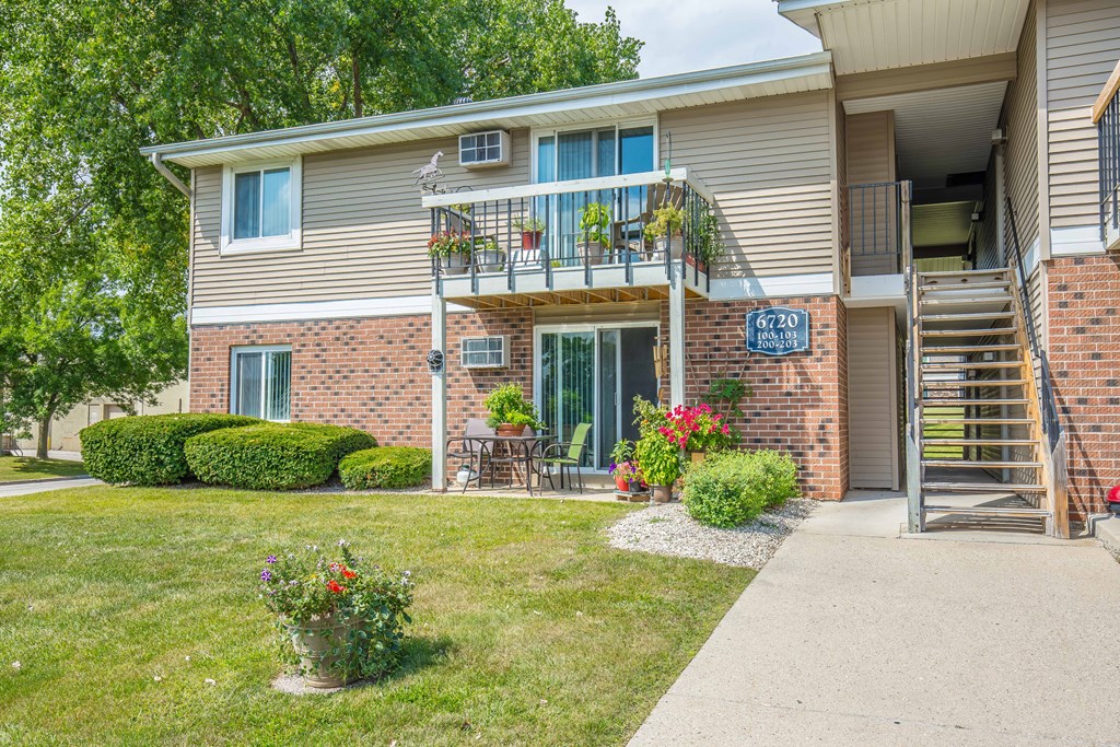 Courtyard Garden at Glen Hills Apartments, Glendale
