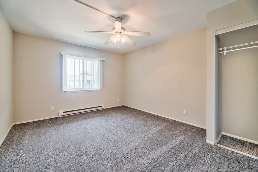 Bedroom With Ceiling Fan at Glen Hills Apartments, Glendale, Wisconsin