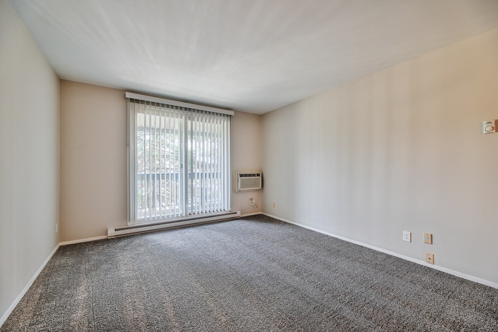 Large Living Room With Ceramic Tile Flooring at Glen Hills Apartments, Glendale, WI
