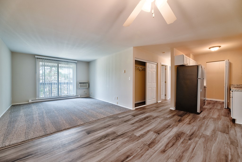 Unfurnished Living room at Glen Hills Apartments, Wisconsin, 53209