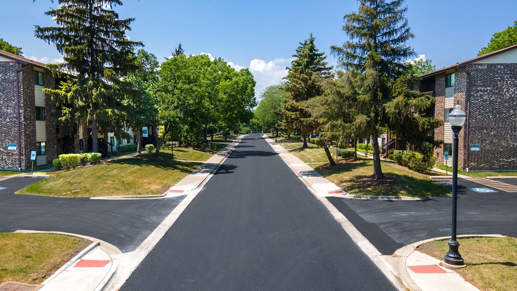Exterior Street at Emerald Pointe Apartments, Vernon Hills, IL, 60061